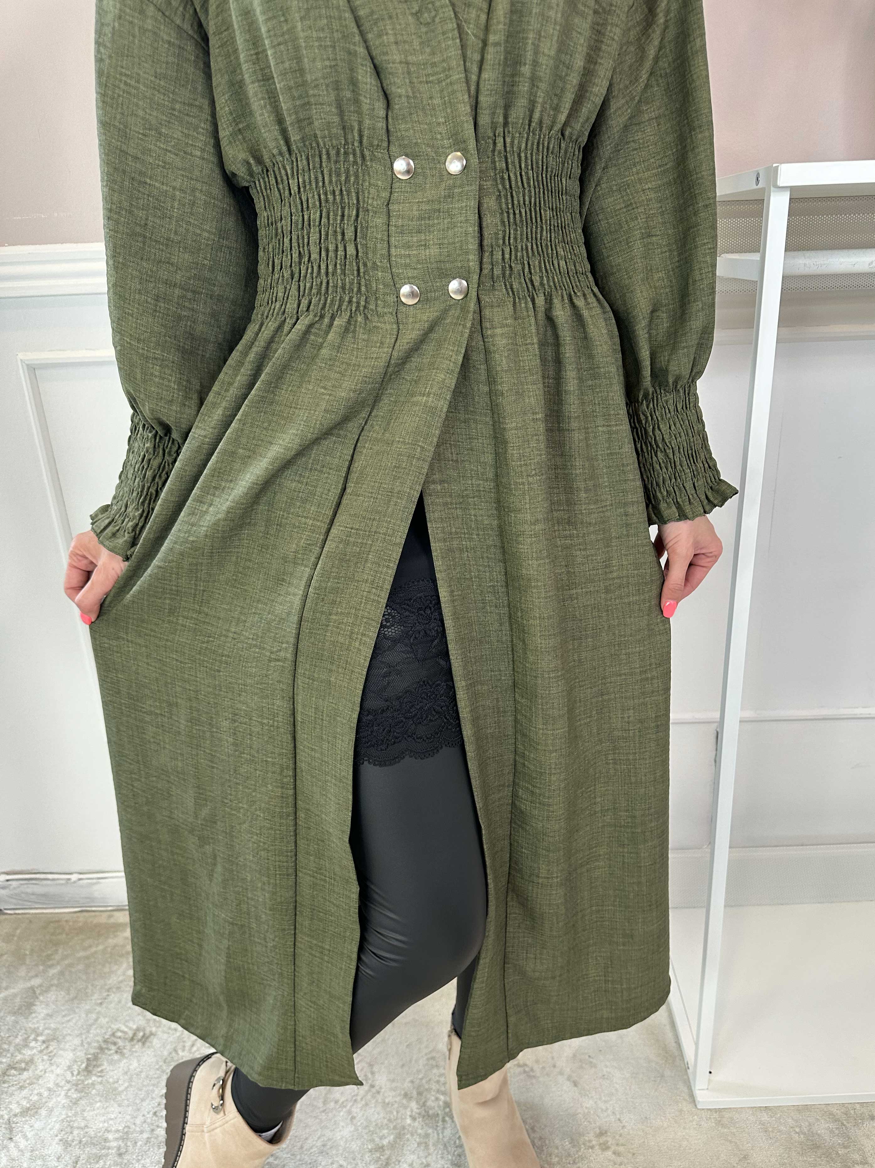 Samara - Söt klänning med smock och knappar